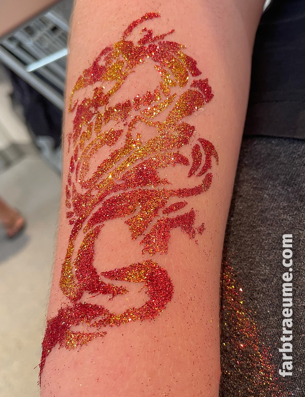 glitzertattoo-grosser-drache Glitzer-Tattoo großer Drache