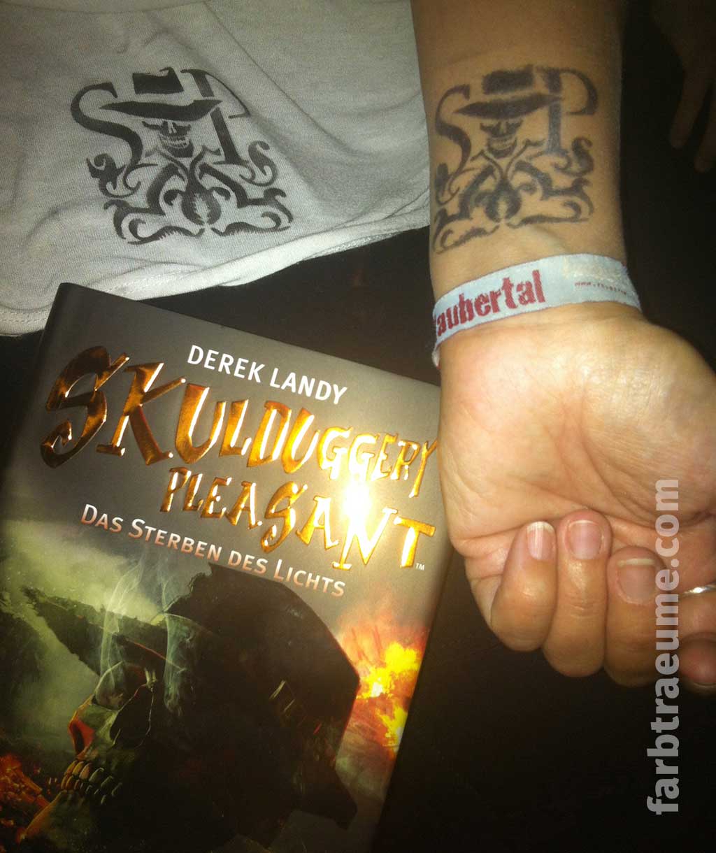 Unsere dunkelste Stunde mit Airbrushtattoos für Fans im Finsteren