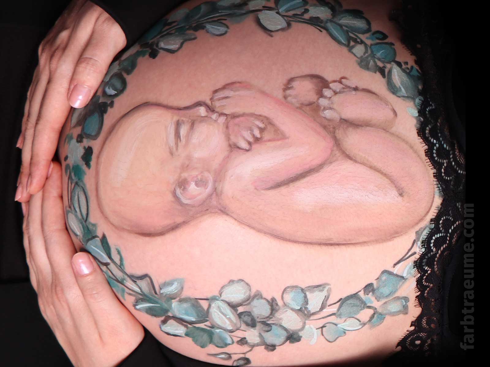 Babybauchbemalung Baby mit Blätterkranz