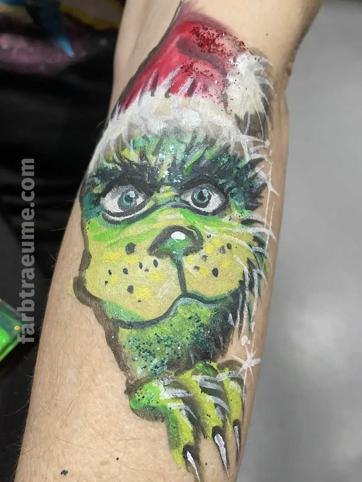 Gästebemalung Grinch-Tattoo