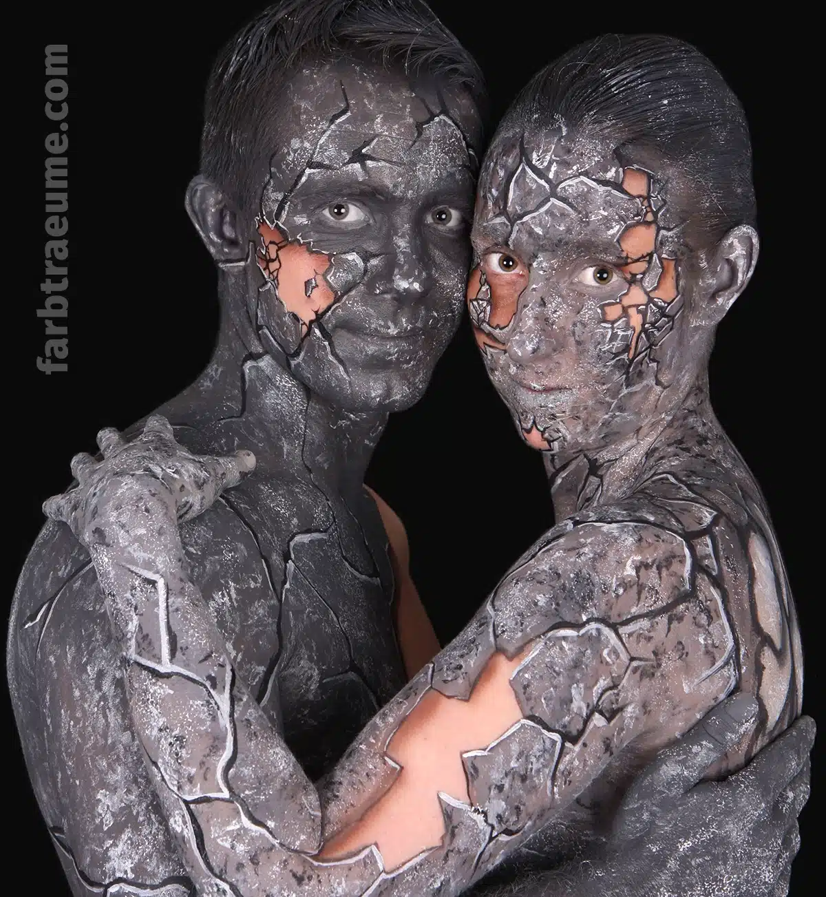 Paar-Bodypainting gemalt von einem Künstler-Paar