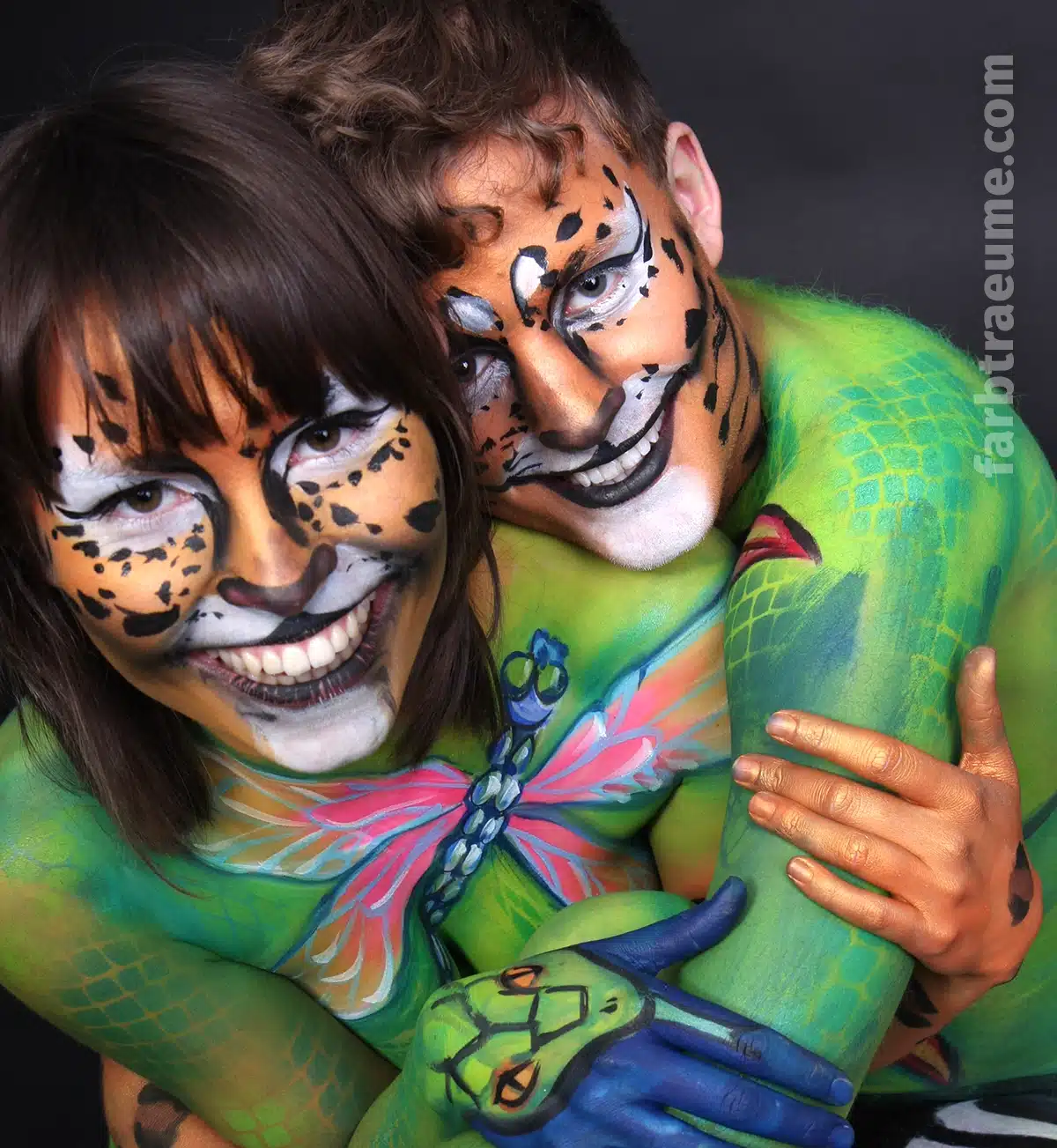 Fröhlich-romantisches Paar-Bodypainting im Bodypainting-Studio im Lampertheim